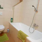 V Centru Mesta S Vyhledem Na Petra, A Parkovani *