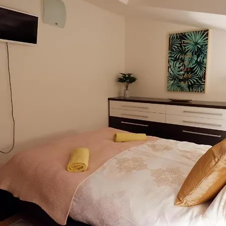 V Centru Mesta S Vyhledem Na Petra, A Parkovani Apartment